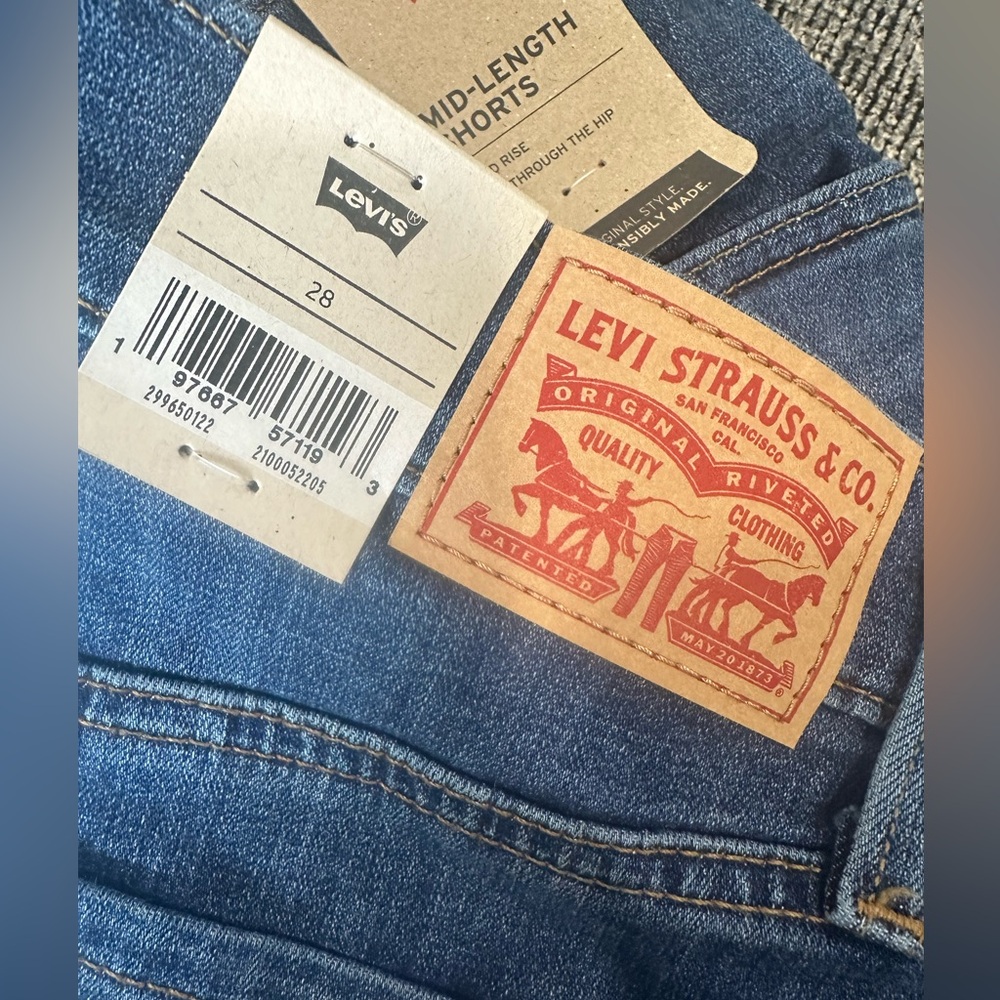 NWT Levi’s Mid-Length Shorts. Size 28. - Picture 6 of 10